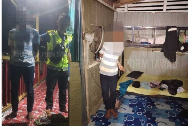 Suspek menunjukkan pakaian dalam yang dicuri di sebuah kediaman di Kampung Haji Matahir, Tawau.