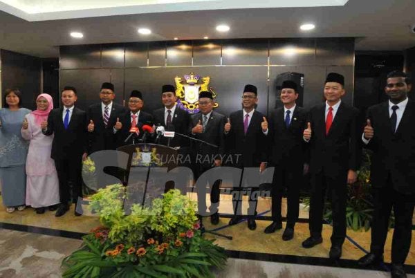 Onn Hafiz (tengah) bersama barisan Timbalan Exco yang dilantik.