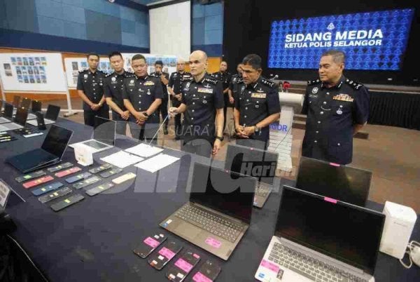 Shazeli menunjukkan pelbagai barang kes yang dirampas menerusi empat serbuan pusat panggilan penipuan di sekitar Kajang dan Serdang baru-baru ini. Foto: SINAR HARIAN/ROSLI TALIB
