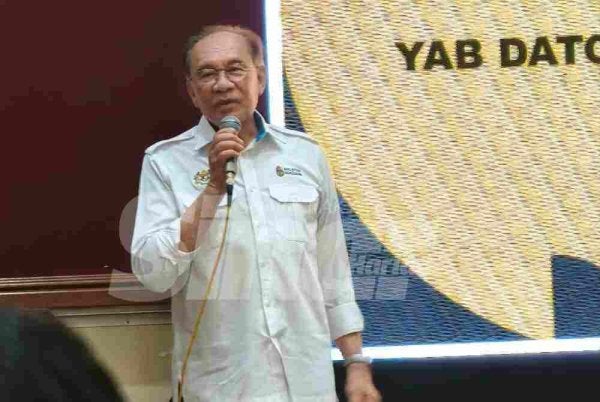 Anwar ketika berucap pada Program Jelajah Rakan Muda di Kompleks Belia dan Sukan Paroi, pada Rabu.