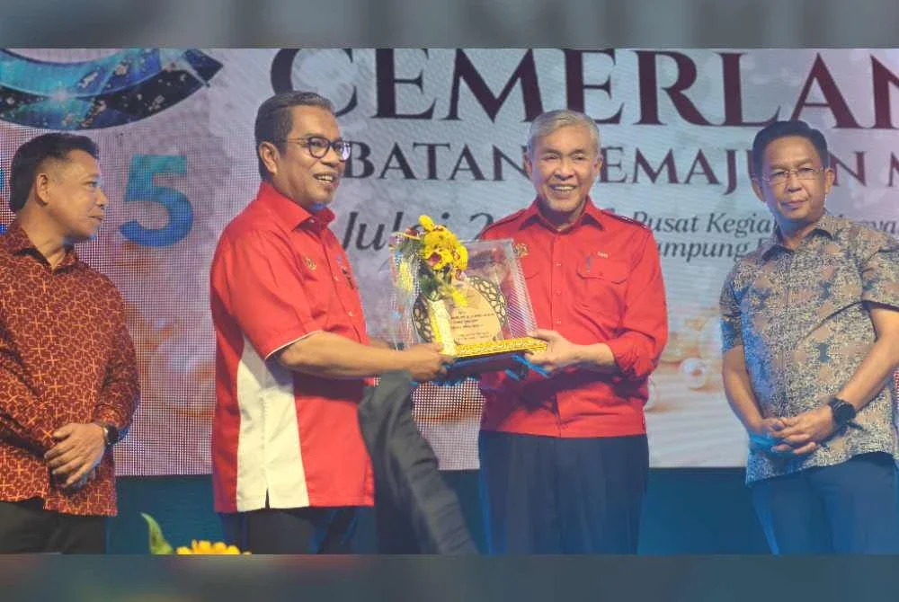 Ahmad Zahid (dua dari kanan) menerima cenderahati daripada Mohd Hanafiah.