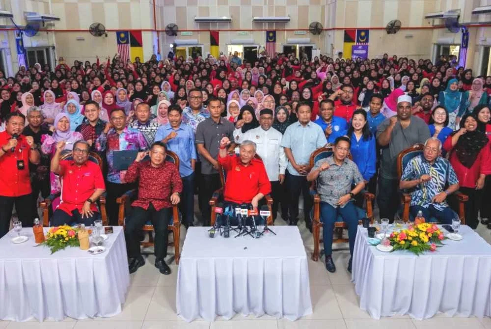 Ahmad Zahid (duduk depan tiga dari kanan) bersama warga KEMAS di Majlis Anugerah Perkhidmatan Cemerlang KEMAS Tahun 2025.