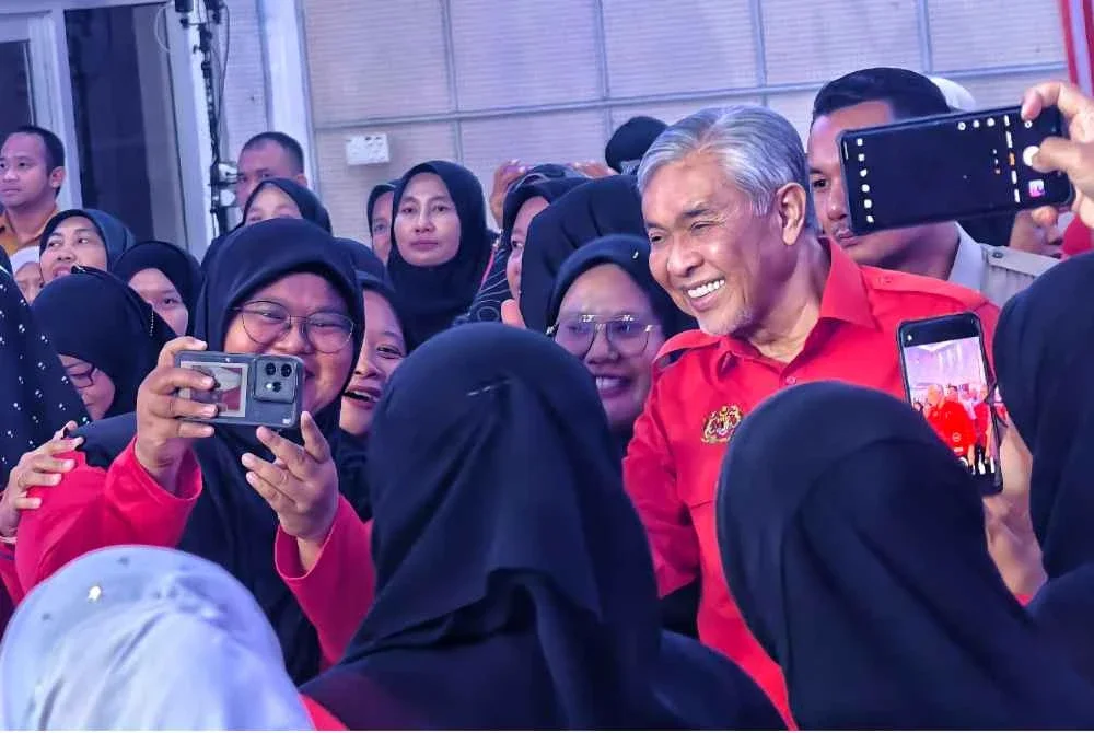 Kakitangan KEMAS tidak melepaskan peluang bergambar bersama Ahmad Zahid.