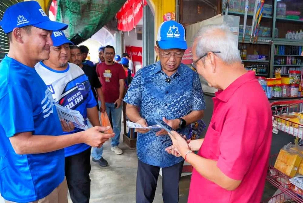 Jalaluddin mengedarkan risalahnya kepada ketika berkempen di DUN Pertang