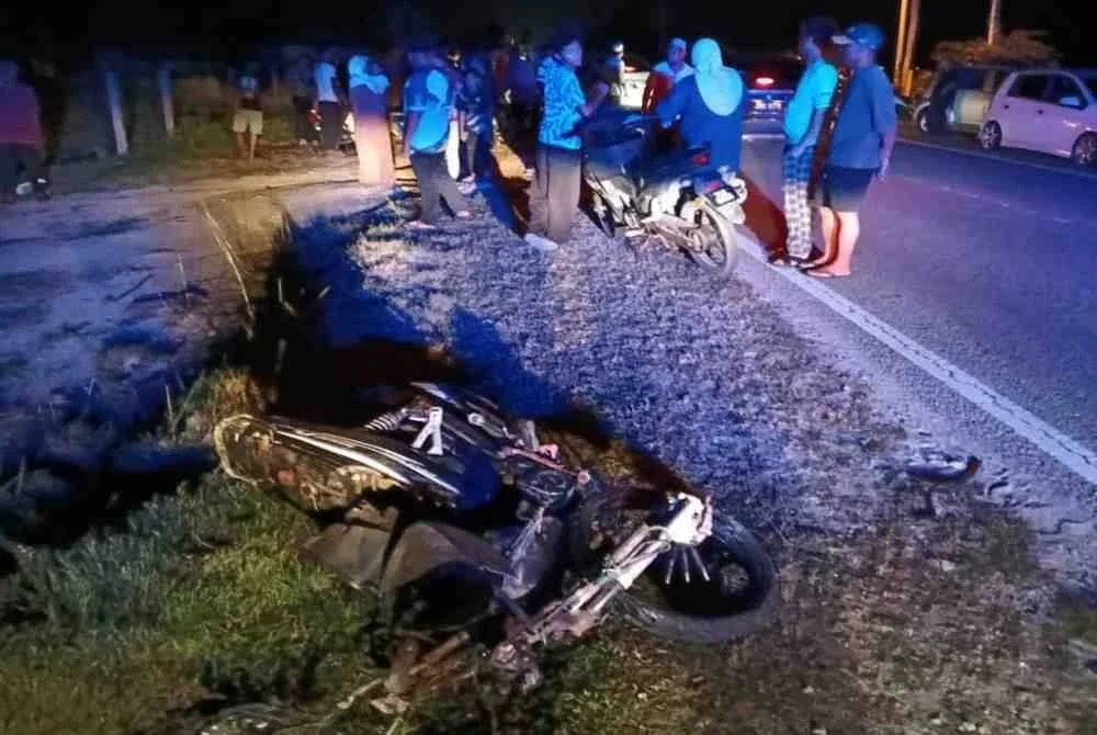 Keadaan motosikal yang ditunggangi mangsa selepas terlibat kemalangan didi Jalan Kampung Mangkuk, Setiu pada Rabu. 