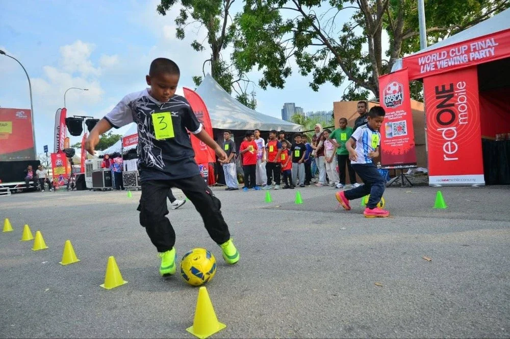 Antara aksi peminat cilik bola sepak dalam aktiviti Gelecek Bola Mantap redONE Mobile.