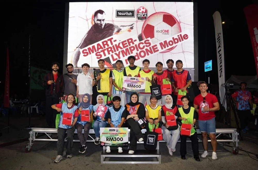 Jemay (hadapan, kanan) bersama pemenang Smart Striker-Lympics redONE Mobile.
