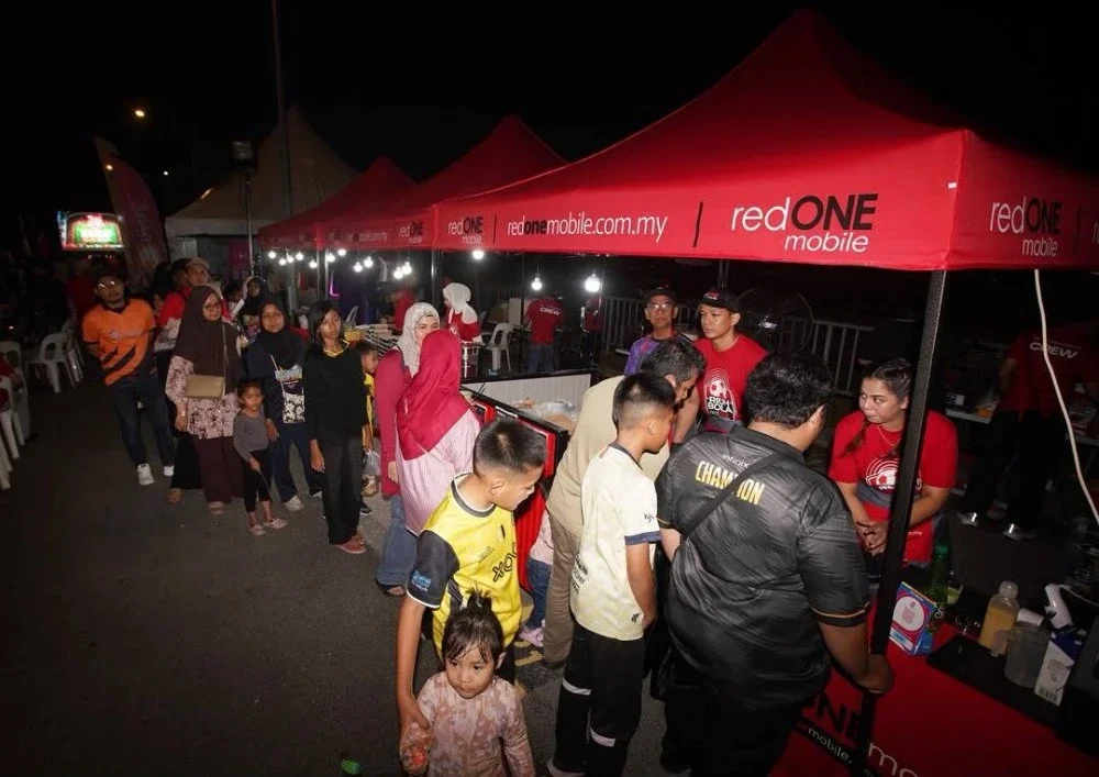 redONE Mobile memberi makanan percuma kepada penonton yang hadir program Riuh BOLA SINAR x redONE Mobile x RTM sempena tayangan langsung perlawanan akhir Piala Dunia 2026 yang berlangsung awal pagi Isnin.