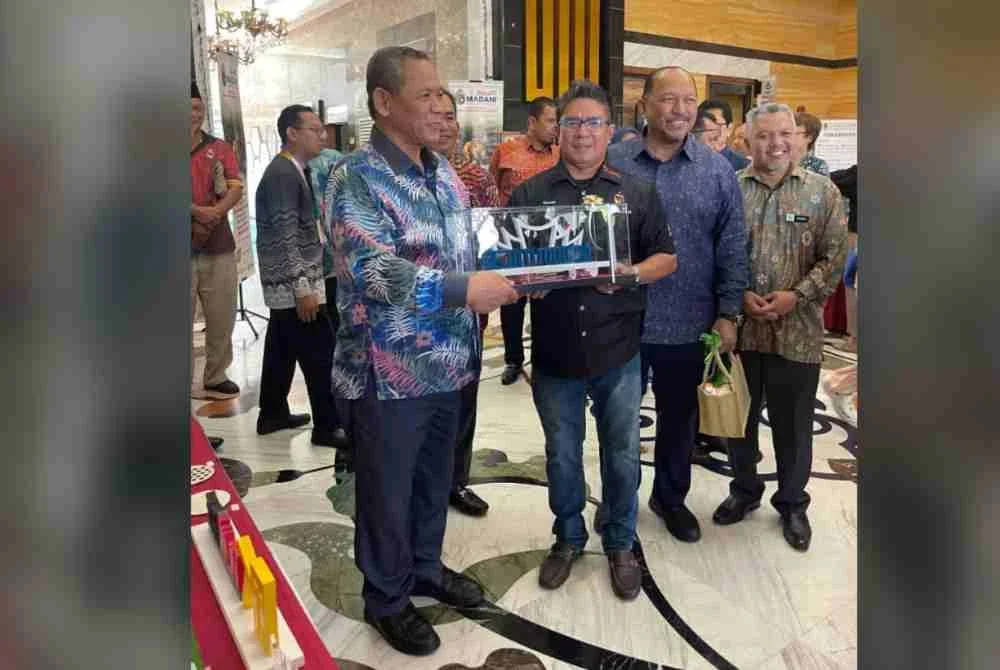 Husaini (dua dari kiri) menerima penghargaan daripada Menteri Besar Negeri Sembilan, Datuk Seri Aminuddin Harun sempena kemenangan Kampung Sungai Talan sebagai 1 daripada 5 Kampung Sejati Madani Terbaik di Bangunan MAINS pada 11 September 2025.