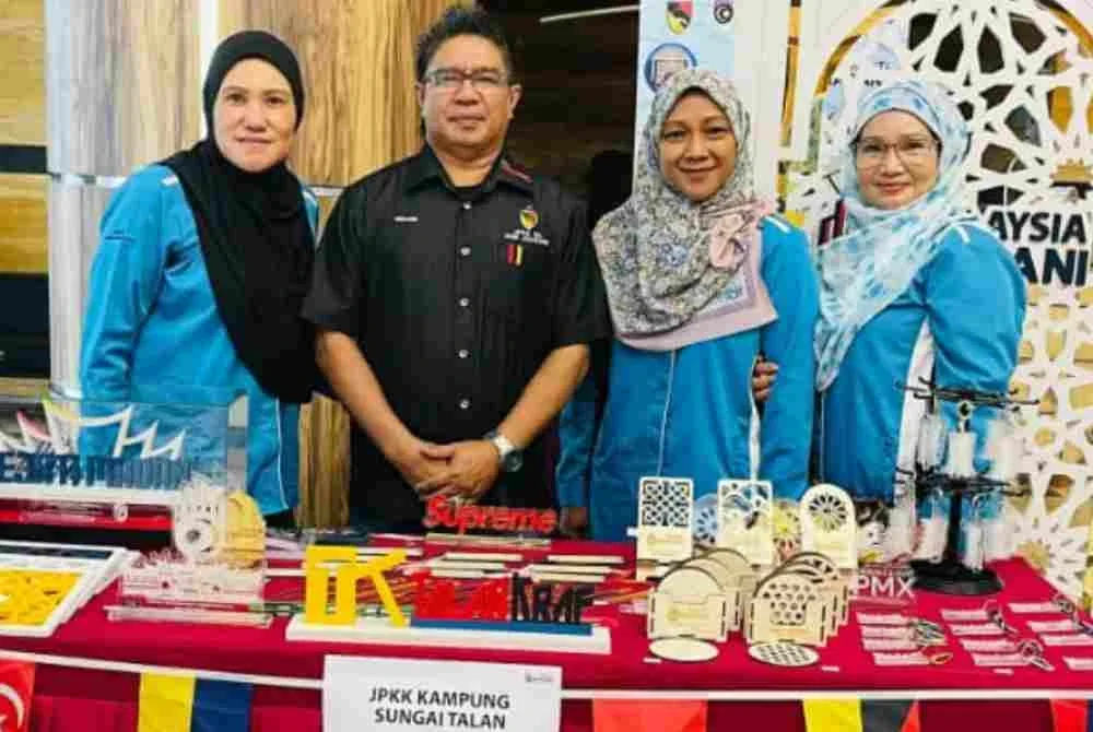 Husaini (dua dari kiri) bersama krew projek jahitan dan kraftangan Kampung Sungai Talan.