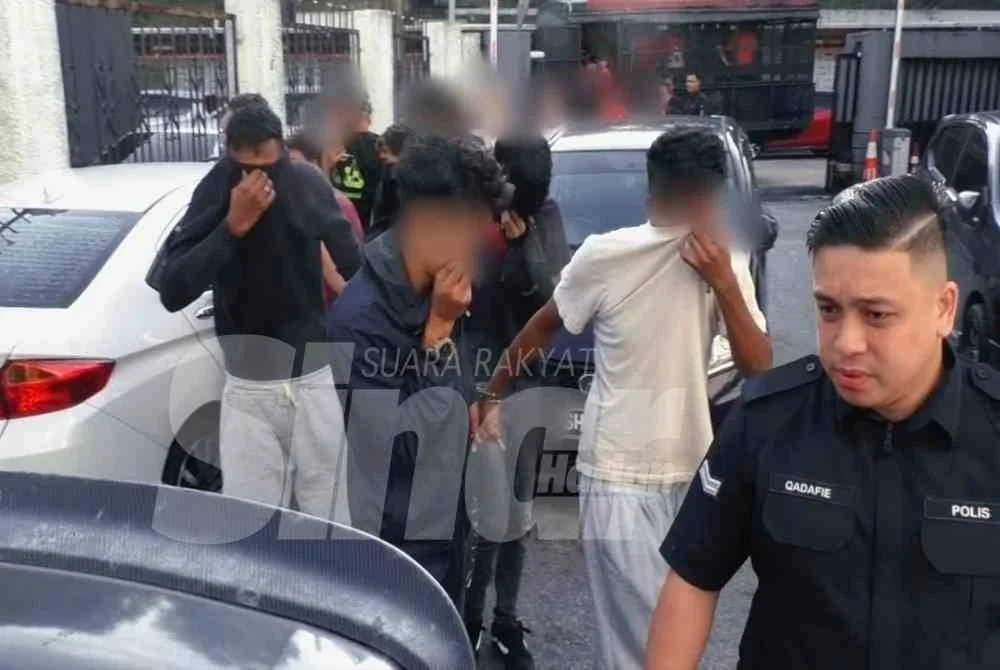 Lima lelaki termasuk dua remaja dihadapkan ke Mahkamah Majistret di sini atas pertuduhan bergaduh di tempat awam sehingga mengganggu ketenteraman awam.