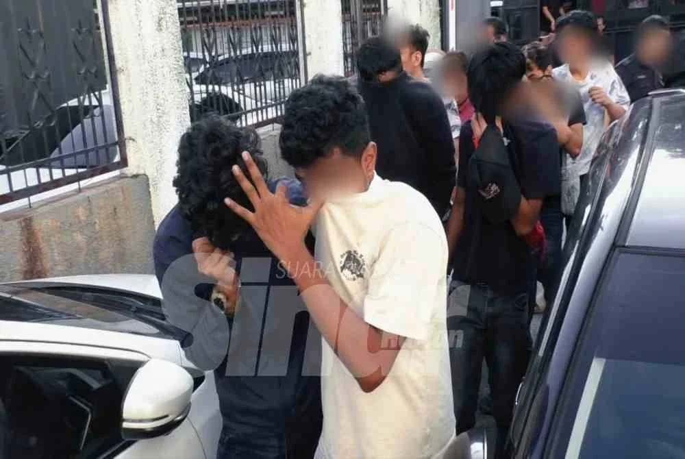 Kesemua tertuduh ditahan polis selepas kejadian pergaduhan ketika menonton perlawanan akhir Piala Dunia membabitkan pasukan Sepanyol dan Argentina, di restoran di Taman Daya.