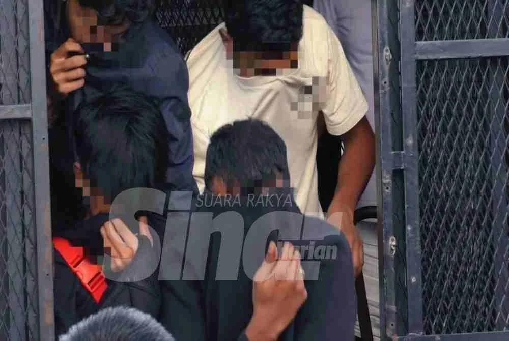 Majistret menjatuhkan hukuman denan RM700 terhadap tiga tertuduh sekiranya gagal bayar tujuh hari penjara