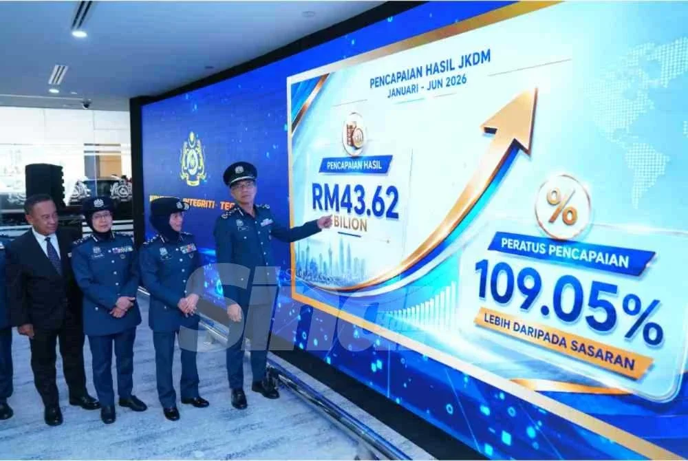 Ketua Pengarah Kastam, Datuk Amran Ahmad (kanan) menunjukkan jumlah kutipan hasil JKDM di sini pada Khamis. FOTO : SINAR HARIAN / MOHD HALIM ABDUL WAHID