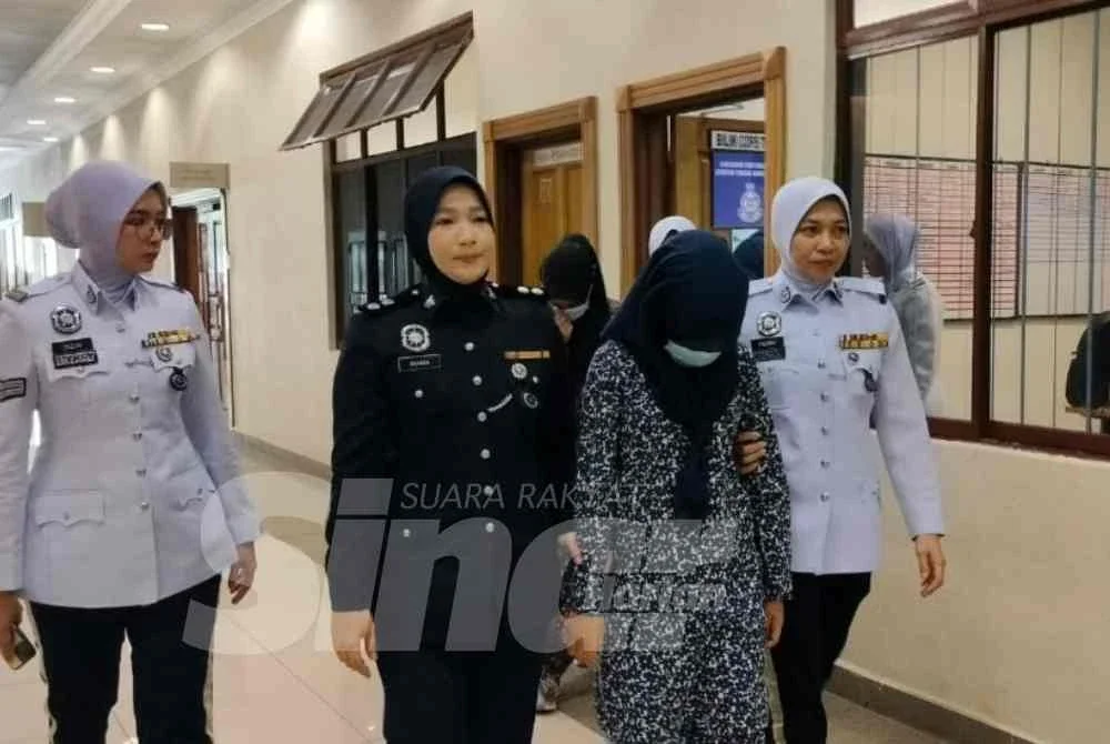 Seorang wanita dan dua remaja perempuan bawah umur dihadapkan ke Mahkamah Majistret khas Trafik di sini pada Khamis atas tuduhan menunggang motosikal secara berbahaya dengan mempamerkan aksi 'Superman'.