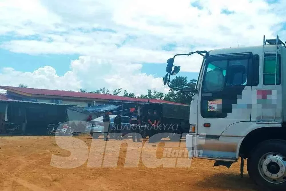 Lori dipercayai diparkir di hadapan rumah mereka dekat Kampung Bukit Kuang, Gurun, Kedah.