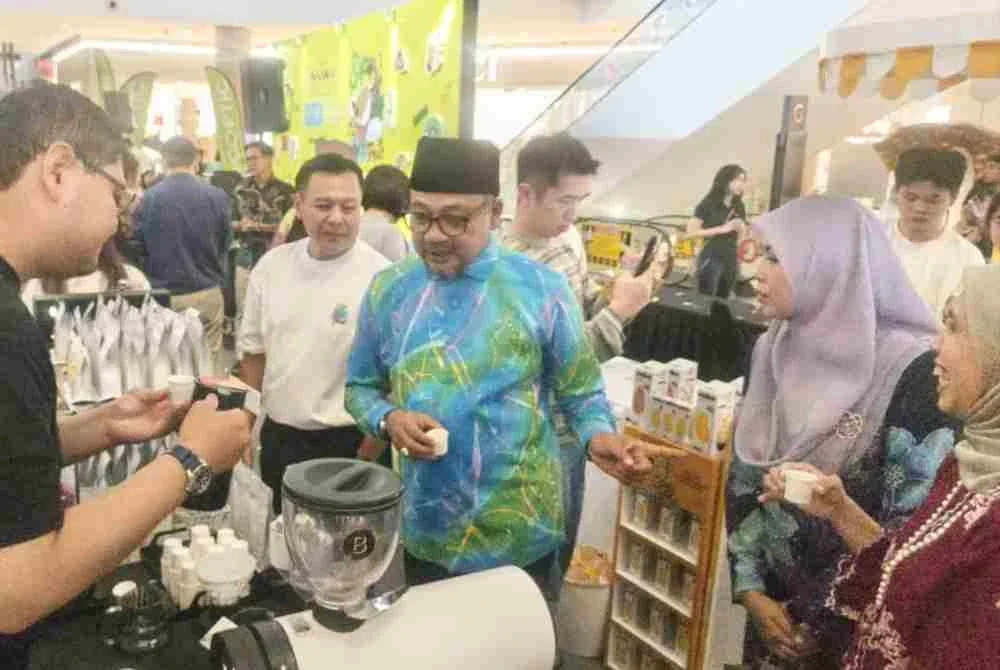 Ken (tiga kiri) dan Abdul Gafar (empat kiri) semasa melawat gerai penggiat kafe yang menyertai Sip Cult Fest '26 di Aman Central di Alor Setar pada Khamis.