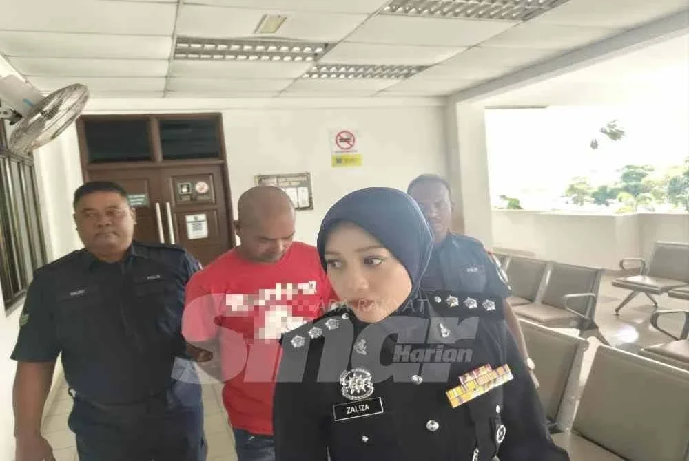 Tertuduh dibawa keluar dari Mahkamah Sesyen selepas pertuduhan dibacakan pada Khamis. Foto: Sinar.