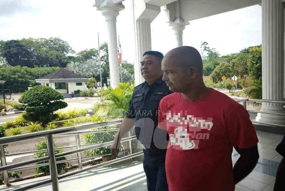 Tertuduh dibawa keluar dari Mahkamah Sesyen selepas pertuduhan dibacakan pada Khamis. Foto: Sinar.