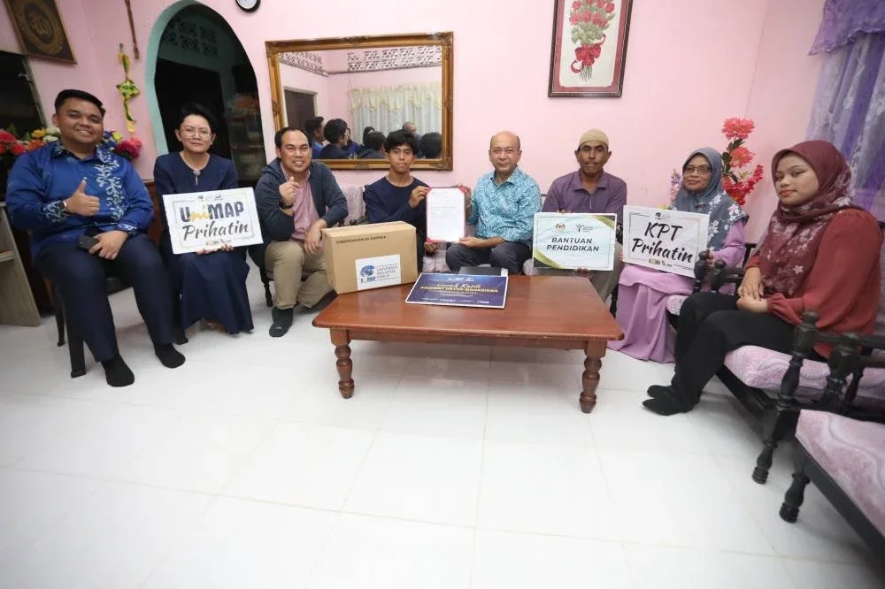 Zaliman (empat) dari kanan menyampaikan sumbangan kepada salah seorang pelajar UniMAP.