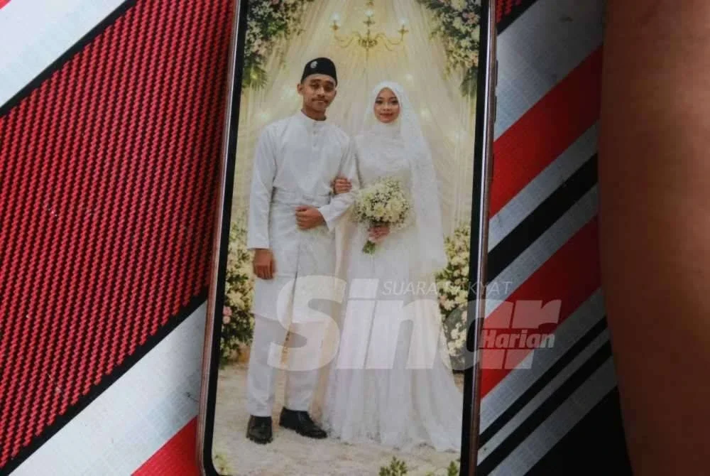 Gambar Allahyarham Adam Harif dan Nadiatull Safera pada majlis perkahwinan mereka di Jalan Nenas, Meru di sini.