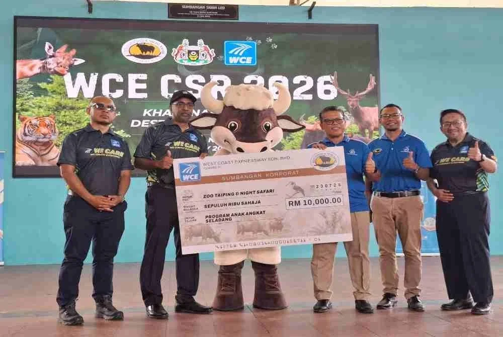 Alfred Felix (dua dari kiri) menyerahkan cek cura RM10,000 kepada Mohamed Akmal sebagai simbolik Majlis Penyerahan CSR ‘We Care’ Zoo Taiping & Night Safari pada Khamis.