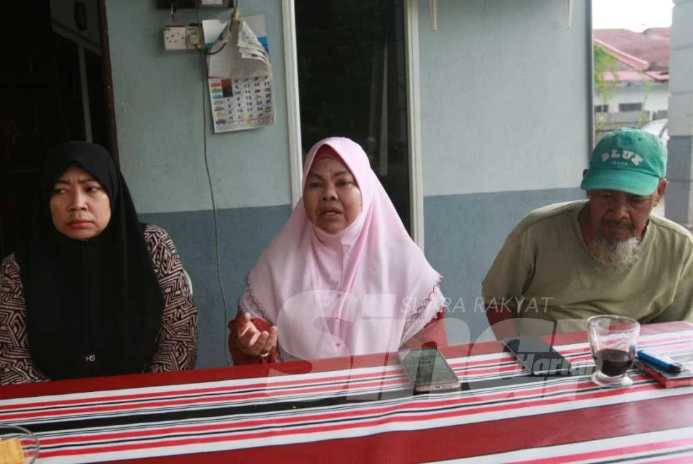 Nor Hazulaini (kiri) dan Samsiah (tengah) ketika ditemui di kediamannya pada Khamis.