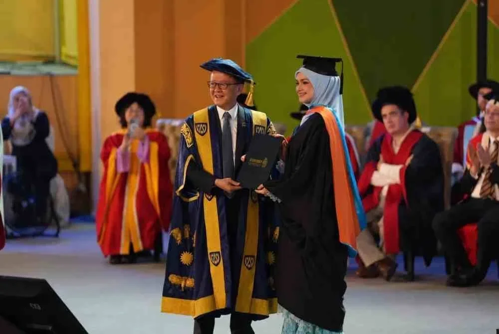 Siti Nurhaliza (kanan) menyifatkan ijazah diterima daripada Sunway University sebagai satu penghormatan yang cukup bermakna bagi dirinya