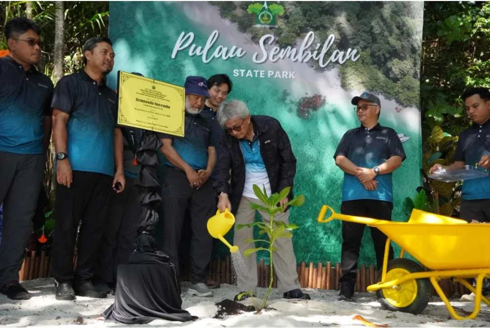 Raja Iskandar Dzurkarnain berkenan menyempurnakan penanaman pokok ambong-ambong di Pulau Lalang sempena Program Konservasi Taman Negeri Pulau Sembilan 2026 di sini pada Khamis.