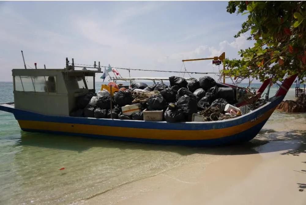 Sebahagian 1.2 tan sampah yang berjaya dikumpulkan sempena Program Konservasi Taman Negeri Pulau Sembilan 2026 di sini pada Khamis.