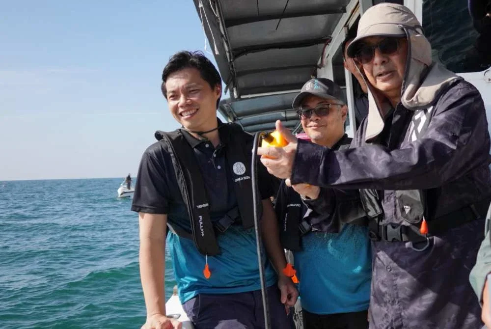 Raja Iskandar Dzurkarnain (kanan) berkenan menyempurnakan aktiviti melabuhkan struktur propagasi karang sempena Program Konservasi Taman Negeri Pulau Sembilan 2026 di sini pada Khamis.