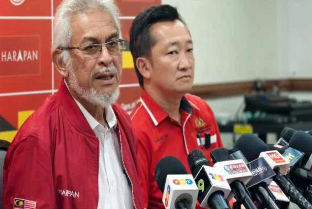Khalid (kiri) ketika mengadakan sidang akhbar di Bilik Gerakan Utama PH Negeri Sembilan di sini pada Khamis.