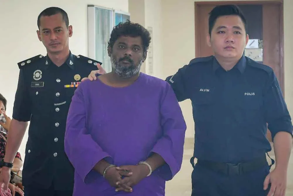 Tertuduh mengaku tidak bersalah di Mahkamah Sesyen dan Majistret pada Khamis atas 12 pertuduhan membabitkan rompakan bersenjata serta menipu melibatkan barang kemas dan wang tunai berjumlah lebih RM90,000 antara 2022 dan tahun ini. Foto Bernama