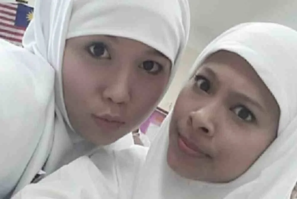 Penyanyi Elliza Razak berkongsi gambar dengan Lydia Ibtisam.