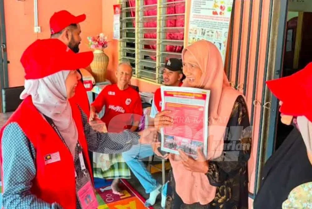 Noorzunita (kiri) ketika bertemu pengundi sekitar DUN Pilah.