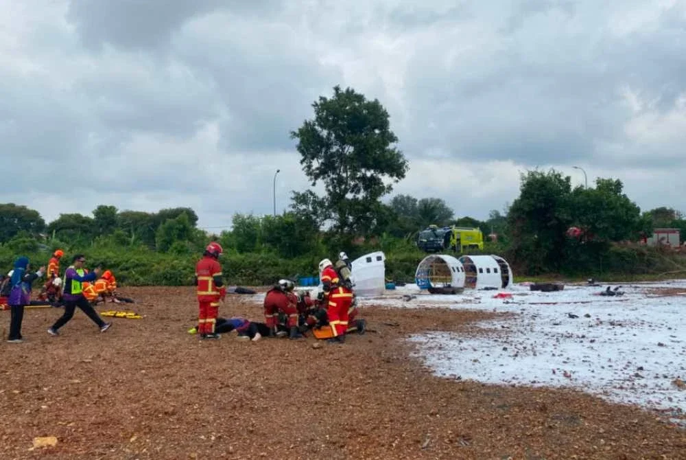 Simulasi menghadapi situasi kecemasan insiden pesawat terhempas pada Khamis. Foto JBPM Melaka