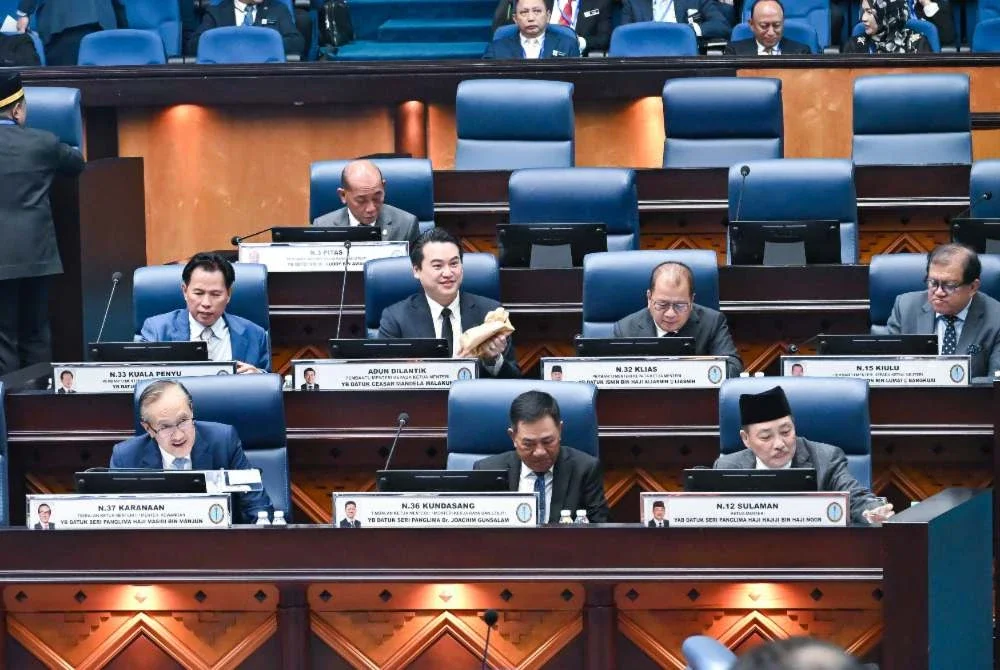 Hajiji (depan, kanan) menjawab soalan tambahan Arthur dalam sidang DUN Sabah.