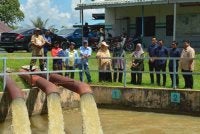 Nordin (lima dari kiri) bersama pesawah serta pegawai JPS ketika membawa Najihatussalehah (enam dari kiri) melihat keadaan pam air di Rumah Pam JPS Teluk Bakong, Parit pada Rabu.