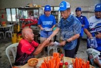 Jalaluddin mengedarkan risalahnya kepada ketika berkempen di DUN Pertang