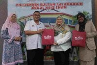 Mahizun (dua dari kanan), Ahmad Aftas (dua dari kiri) dan Ketua Pegawai Eksekutif Yayasan Sinar Untuk Malaysia – Rasuah Busters, Nurhayati Nordin (kanan) bergambar ketika pertemuan bagi membincangkan kerjasama strategik antara ketiga-tiga pihak.