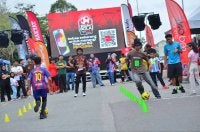 Antara aksi peminat cilik bola sepak dalam aktiviti Gelecek Bola Mantap redONE Mobile.