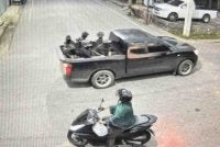 Rakaman CCTV menunjukkan sebuah trak pikap hitam yang dinaiki enam lelaki bersenjata berpakaian hitam sejurus sebelum melancarkan serangan ke atas pos kawalan keselamatan di Narathiwat. Foto Thai PBS World.