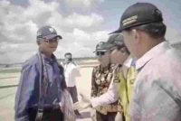 Tangkap layar Dody Hanggodo menolak berjabat tangan saat kunjungan kerja. Foto kredit/ aktual.com dan @net2netnews