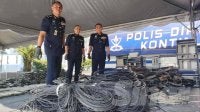 Azry Akmar (kiri) menunjukkan antara barang kes yang dirampas susulan penahanan anggota Geng Lakino Garuda pada sidang akhbar di Kuantan pada Khamis.