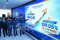 Ketua Pengarah Kastam, Datuk Amran Ahmad (kanan) menunjukkan jumlah kutipan hasil JKDM di sini pada Khamis. FOTO : SINAR HARIAN / MOHD HALIM ABDUL WAHID