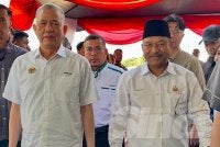 Mohd Nassuruddin (kanan) yang menyambut ketibaan Fadillah (dua dari kiri) di Kelantan pada Khamis. FOTO ADILA SHARINNI WAHID