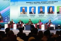 Ambrin (duduk, dua dari kiri) ketika menjadi panel forum bertajuk Integriti dan Keselamatan Negara sempena WCIT Ke-8 di Pusat Konvensyen Casuarina di sini pada Khamis.