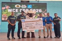 Alfred Felix (dua dari kiri) menyerahkan cek cura RM10,000 kepada Mohamed Akmal sebagai simbolik Majlis Penyerahan CSR ‘We Care’ Zoo Taiping & Night Safari pada Khamis.