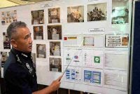 Adzli menunjukkan gambar operasi serbuan yang dilakukan terhadap sindiket penipuan di Taman Perindustrian Ringan Kristal di Alor Setar pada sidang akhbar di IPK Kedah, pada Khamis.