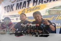 Mohamad bersama calon BN DUN Chembong, Datuk Zaifulbahri Idris ketika program santai bersama Tok Mat di Pusat Daerah Mengundi (PDM) Kampong Pedas Tengah, DUN 26 Chembong, pada Khamis.